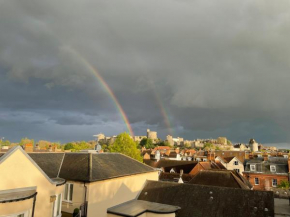 Top Floor En-suite Double Bedrooms With Great View Of Windsor Castle & Free Parking